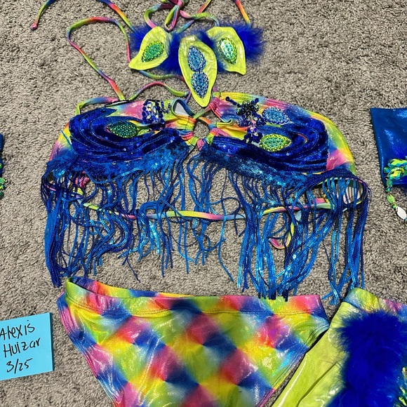 Tasteful Girls Custom Outfit - Picture 3 of 4